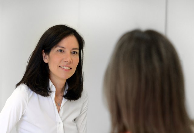 Dr. Caroline Kim im Beratungsgespräch mit einer Patientin